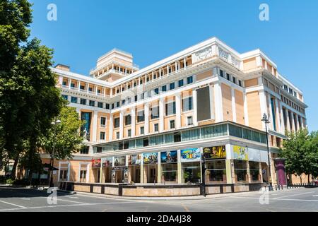 Baku, Aserbaidschan – 5. Juli 2020. Nizami Kino in Baku. Entworfen von den Architekten Dadaschev und Useynov, begann der Bau im Jahr 1934, obwohl es nur bega Stockfoto