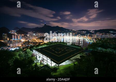 Nachtansicht des Botafogo Distrikts und der Berge in Rio de Janeiro, Brasilien Stockfoto