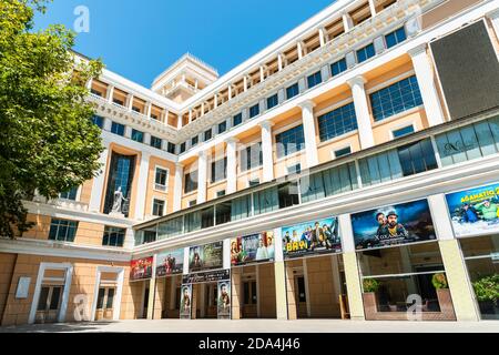 Baku, Aserbaidschan – 5. Juli 2020. Nizami Kino in Baku. Entworfen von den Architekten Dadaschev und Useynov, begann der Bau im Jahr 1934, obwohl es nur bega Stockfoto