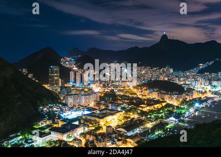 Nachtansicht des Botafogo Distrikts und der Berge in Rio de Janeiro, Brasilien Stockfoto