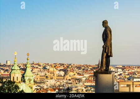 Prag, Tschechische republik - 19. September 2020. Statue des Präsidenten Masaryk vor der Prager Burg mit Blick auf die Stadt der hundert Türme Stockfoto