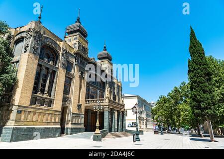 Baku, Aserbaidschan – 5. Juli 2020. Blick auf die Nizami Straße mit Oper und Ballett Theater, in Baku. Blick ohne Menschen im Sommer. Stockfoto