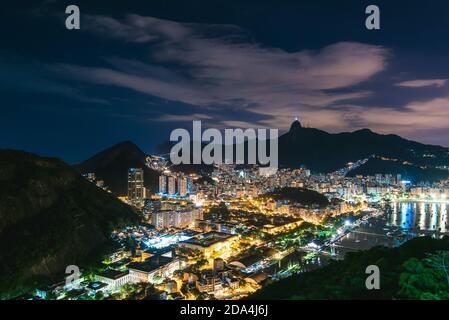 Nachtansicht des Botafogo Distrikts und der Berge in Rio de Janeiro, Brasilien Stockfoto