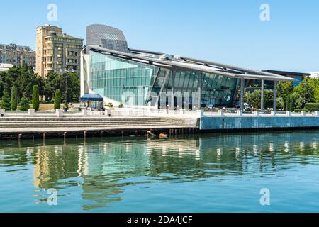 Baku, Aserbaidschan – 5. Juli 2020. Blick auf das modernistische Baku Business Center am Seaside Boulevard in Baku. Blick auf die umliegenden Gebäude, über die Stockfoto