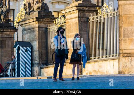 Prag, Tschechische republik - 19. September 2020. Touristen mit Gesichtsmaske vor dem Zaun zur Prager Burg während der Corona-Virus-Sperre Stockfoto