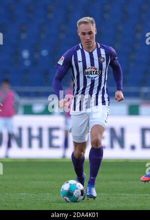 Hannover, Deutschland. November 2020. Fußball: 2. Bundesliga, Hannover 96 - Erzgebirge Aue, 7. Spieltag in der HDI-Arena in Hannover. Aues Florian Krüger ist am Ball. Quelle: Peter Steffen/dpa - WICHTIGER HINWEIS: Gemäß den Bestimmungen der DFL Deutsche Fußball Liga und des DFB Deutscher Fußball-Bund ist es untersagt, im Stadion und/oder aus dem Spiel aufgenommene Aufnahmen in Form von Sequenzbildern und/oder videoähnlichen Fotoserien zu nutzen oder auszunutzen./dpa/Alamy Live News Stockfoto