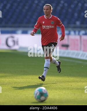 Hannover, Deutschland. November 2020. Fußball: 2. Bundesliga, Hannover 96 - Erzgebirge Aue, 7. Spieltag in der HDI-Arena in Hannover. Hannovers Niklas Hult ist am Ball. Quelle: Peter Steffen/dpa - WICHTIGER HINWEIS: Gemäß den Bestimmungen der DFL Deutsche Fußball Liga und des DFB Deutscher Fußball-Bund ist es untersagt, im Stadion und/oder aus dem Spiel aufgenommene Aufnahmen in Form von Sequenzbildern und/oder videoähnlichen Fotoserien zu nutzen oder auszunutzen./dpa/Alamy Live News Stockfoto