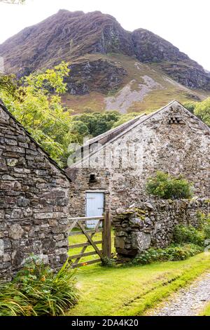 Traditionelle Steinbauernhöfe in Lowpark unterhalb von Loweswater fielen im englischen Lake District in der Nähe von Loweswater, Cumbria UK Stockfoto