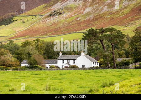 Low House unterhalb Grisedale Pike im englischen Lake District in der Nähe von Brackenthwaite, Cumbria UK Stockfoto