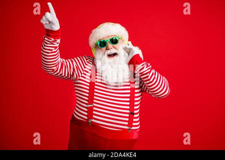 Portrait seiner stattlichen bärtigen Fett übergewichtig fröhlich fröhlich Santa hören Single Hit Sound mit Spaß Rest chill Unterhaltung Freizeit abgelegen Stockfoto