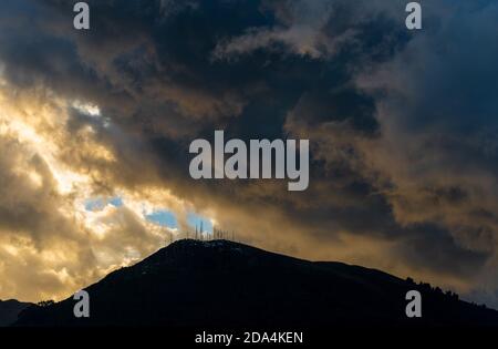 Dramatische Regenwolken über dem Vulkan Pichincha bei Sonnenuntergang mit der Ankunft der Regenzeit in Quito, Anden, Ecuador. Stockfoto