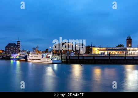 Hafen von Cuxhaven, Deutschland bei Einbruch der Dunkelheit Stockfoto