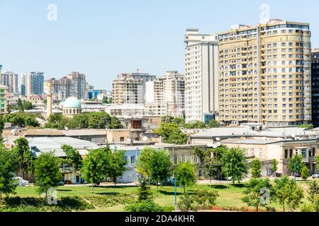 Baku, Aserbaidschan – 26. Juli 2020. Blick auf Baku, Richtung Haji Sultan Ali Moschee, mit Wohngebäuden und Vegetation. Stockfoto