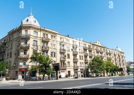 Baku, Aserbaidschan – 26. Juli 2020. Fünf-Etagen-Wohnblock, bekannt als das Beshmertebe-Gebäude, auf Shikhali Gurbanov Straße in Baku. Außenansicht in s Stockfoto