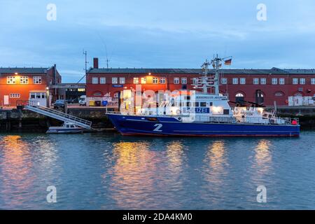 Bei Einbruch der Dunkelheit küsten Polizeischiffe der Hamburger Polizei im Hafen von Cuxhaven Stockfoto