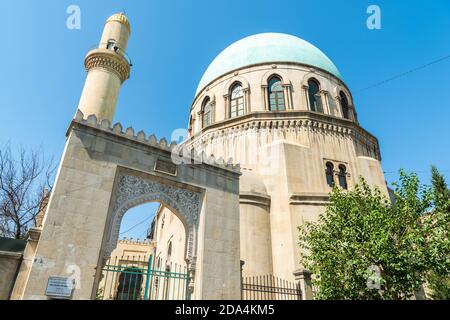 Baku, Aserbaidschan – 26. Juli 2020. Haji Sultan Ali Moschee in Baku. In der Nähe der U-Bahn-Station Nizami gelegen, wurde die Moschee zwischen 1904 und 1910 erbaut. Stockfoto