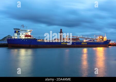 Mibau Stema selbstentleerende Schüttgutfrachter SPLITNESS im Hafen von Cuxhaven, Deutschland Stockfoto