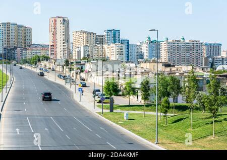 Baku, Aserbaidschan – 26. Juli 2020. Blick auf die neu entwickelte Abdullah Shaig Straße, früher bekannt als Sovetsky, in Baku. Blick mit Wohngebäuden in s Stockfoto