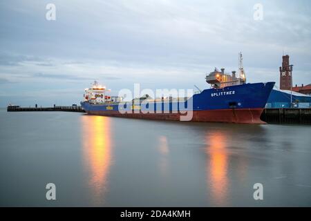 Mibau Stema selbstentleerende Schüttgutfrachter SPLITNESS im Hafen von Cuxhaven, Deutschland Stockfoto