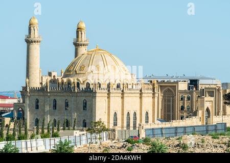 Baku, Aserbaidschan – 27. Juli 2020. Teze Pir Moschee in Baku. Die Moschee wurde zwischen 1905 und 1914 zu Ehren von Nabut Khanum Ashurbekova erbaut. Stockfoto