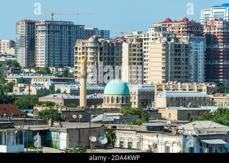Baku, Aserbaidschan – 27. Juli 2020. Wohngebäude in der Nähe der U-Bahn-Station Nizami und der Haji Sultan Ali Moschee in Baku. Stockfoto