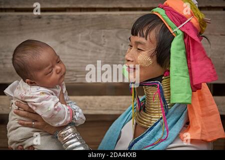 Mae Hong Son, Thailand, März 2012. Eine ethnische Karen-Frau mit ihrer Tochter vor der Tür ihres Hauses. Diese Menschen sind als langhalsige Frauen becau bekannt Stockfoto