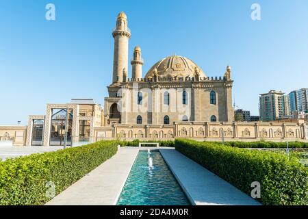 Baku, Aserbaidschan – 27. Juli 2020. Teze Pir Moschee in Baku. Die Moschee wurde zwischen 1905 und 1914 zu Ehren von Nabut Khanum Ashurbekova erbaut. Stockfoto