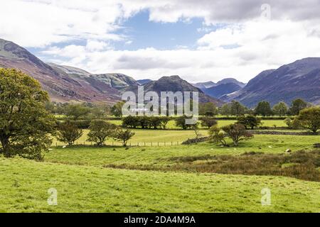 Blick auf Crummock Water im englischen Lake District von Loweswater, Cumbria UK Stockfoto