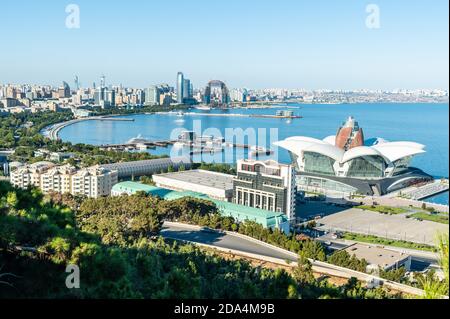 Baku, Aserbaidschan – 31. Juli 2020. Blick über Baku im Juli 2020. Stockfoto