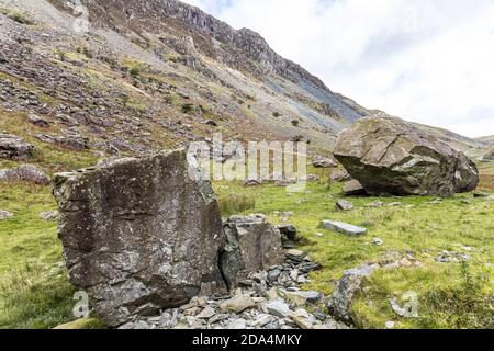 Große gefallene Felsbrocken im Honister Pass im englischen Lake District, Cumbria UK Stockfoto