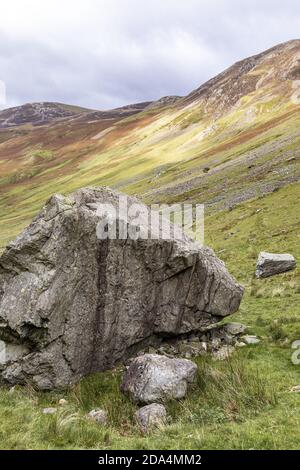 Große gefallene Felsbrocken im Honister Pass im englischen Lake District, Cumbria UK Stockfoto