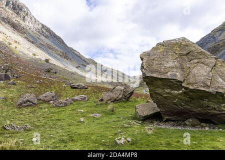 Große gefallene Felsbrocken im Honister Pass im englischen Lake District, Cumbria UK Stockfoto