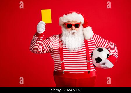 Portrait von seinem schönen schönen bärtigen Fett übergewichtigen Weihnachtsmann Großvater spielt Fußball zeigt gelbe Karte Pfeifen isoliert über hell Lebhaft Stockfoto