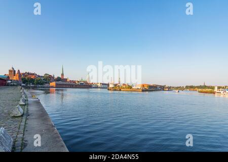 Lübeck: Trave, Hafen, Blick auf die Altstadt von Norden, Ostsee, Schleswig-Holstein, Deutschland Stockfoto