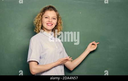 Guter Lehrer ist Meister der Vereinfachung. Lehrerin vor der Tafel. Lehrer erklären hartes Thema. Leidenschaft für Wissen. Unterricht könnte mehr Spaß machen. Lehrer bester Freund der Lernenden. Stockfoto