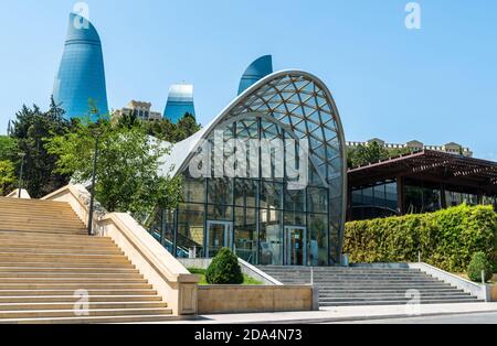 Baku, Aserbaidschan – 1. August 2020. Unterer Terminal der Standseilbahn in Baku, mit den Flame Towers Gebäuden im Hintergrund. Stockfoto