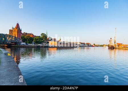 Lübeck: Trave, Hafen, Blick auf die Altstadt von Norden aus Schuppen 10, Ostsee, Schleswig-Holstein, Deutschland Stockfoto