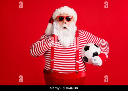 Portrait von seinem er schön schön attraktiv erstaunt betäubt Fett Übergewichtige Santa Großvater spielen Fußball omg wow Reaktion isoliert über Hell Stockfoto