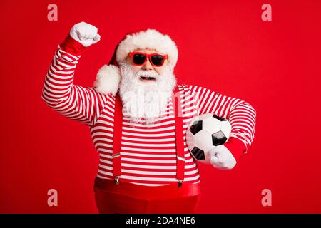 Portrait von seinem er schön gut aussehend fröhlich froh Fett Übergewicht Santa Großvater spielen Spiel Fußball mit Spaß isoliert über hell Leuchtender Glanz Stockfoto