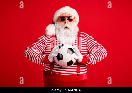 Portrait von seinem er schön schön attraktiv erstaunt verblüfft Weihnachtsmann Großvater hält in den Händen Ball spielen Spiel Amateur Liga isoliert Strahlend lebendig Stockfoto