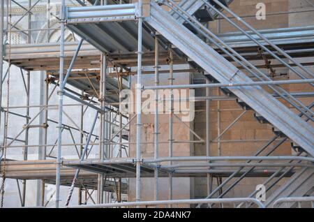 Bauarbeiter auf einem Gerüst, Symbolfoto für Gebäude, Bau-Boom, Arbeitsschutz Stockfoto