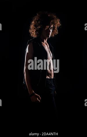 Studio-Body mit moderner Kleidung, aufgenommen von einem trendigen jungen Mann Stockfoto