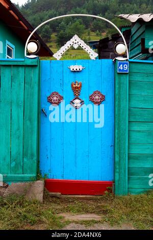 Typisches Haus Sibiriens in der Nähe des Baikalsees in Russland Stockfoto