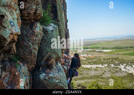 Das Mädchen macht einen Aufstieg. Sport in der Natur. Aktiver Lifestyle und Fitness im Freien. Ein extremes Hobby. Hardy Woman Stockfoto