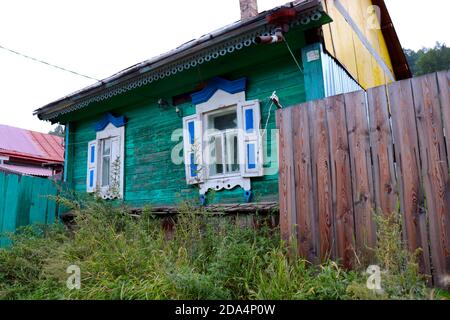 Typisches Haus Sibiriens in der Nähe des Baikalsees in Russland Stockfoto