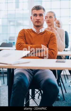 Modernes Business Team, das während eines Vortrags dem Sprecher des Unternehmens zuhört Stockfoto