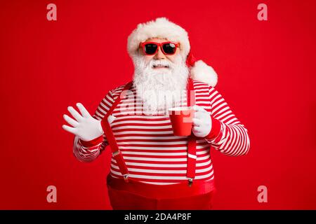 Porträt seiner er schön attraktiv attraktiv fröhlich zuversichtlich Santa Vater trinken eggnog ziehen Strumpfer mit Spaß isoliert hell Lebhaft Stockfoto