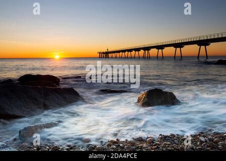 Blick auf die Petroleumbrücke im Morgengrauen, Badalona Stockfoto