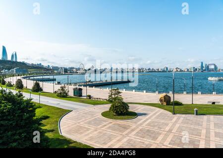 Baku, Aserbaidschan – 2. August 2020. Baku Seaside Boulevard erstreckt sich entlang der Küste des Kaspischen Meeres. Blick im Sommer. Stockfoto