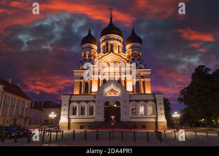 Nachtansicht der Alexander Nevsky Kathedrale, Tallinn, Estland. Dramatischer Sonnenuntergang Himmel Stockfoto